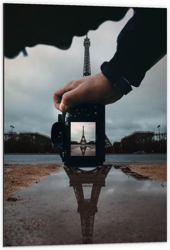 Dibond - Fotocamera voor Eiffeltoren, Parijs - 60x90 cm Foto op Aluminium (Met Ophangsysteem)