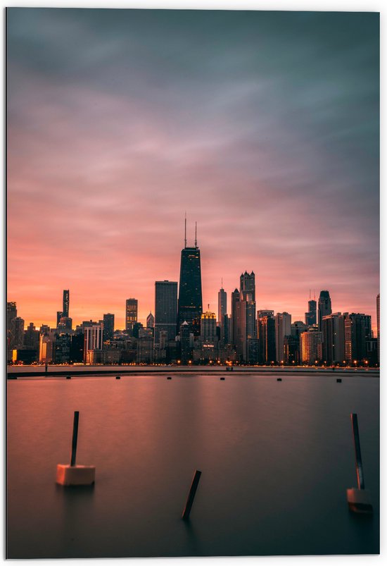 Dibond - Zonsondergang Zakkend achter Skyline aan het Water - 70x105 cm Foto op Aluminium (Wanddecoratie van metaal)