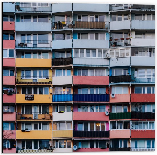 Dibond - Gebouw - Huizen - Flat - Balkon - Ramen - 50x50 cm Foto op Aluminium (Wanddecoratie van metaal)