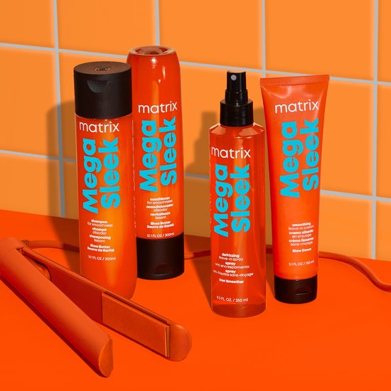 Produits Matrix Mega Sleek : bouteilles oranges de shampooing, revitalisant, spray et tube de crème, avec un fer à lisser orange.