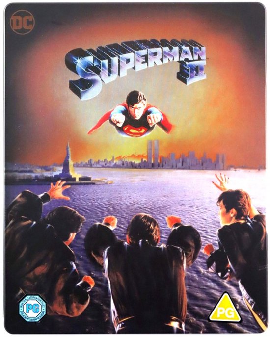Superman II 4K Ultra HD Blu-ray. Superman vliegt boven een stad en water, met mensen die toekijken.