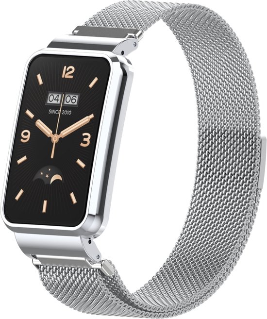 Zilverkleurig smartwatch bandje met mesh-afwerking en een zilverkleurige wijzerplaat.