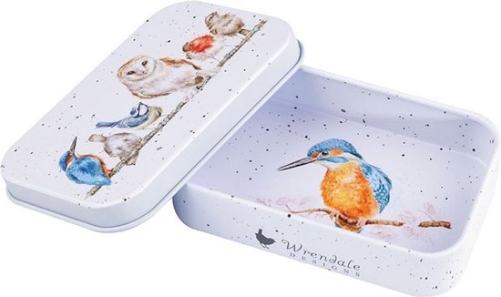 Wit blikje met deksel, waarop een illustratie van verschillende vogels op een tak. Een uil, een roodborstje, een pimpelmees, een ijsvogel en nog twee kleine vogeltjes. Op de binnenkant van de doos een illustratie van een ijsvogel. Het blikje is leeg.