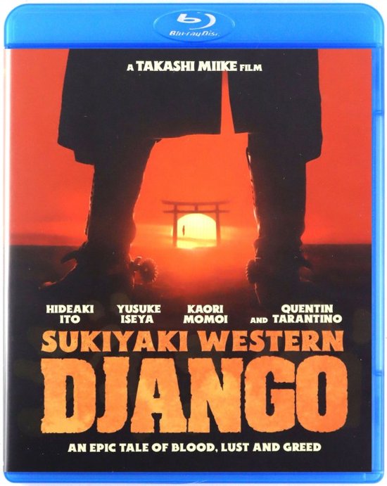 De voorkant van de Blu-ray hoes van 'Sukiyaki Western Django'. Vanuit een laag standpunt zien we de benen van een persoon die naar een torii-poort in de verte kijkt, met een zonsondergang op de achtergrond.