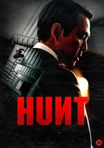 Filmcover voor "HUNT". Een man in pak kijkt peinzend weg. Op de achtergrond een trap met een vallende figuur.
