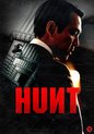 Filmcover voor "HUNT". Een man in pak kijkt peinzend weg. Op de achtergrond een trap met een vallende figuur.