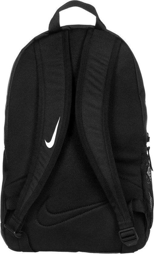 Achterkant van een zwarte Nike rugzak met logo.