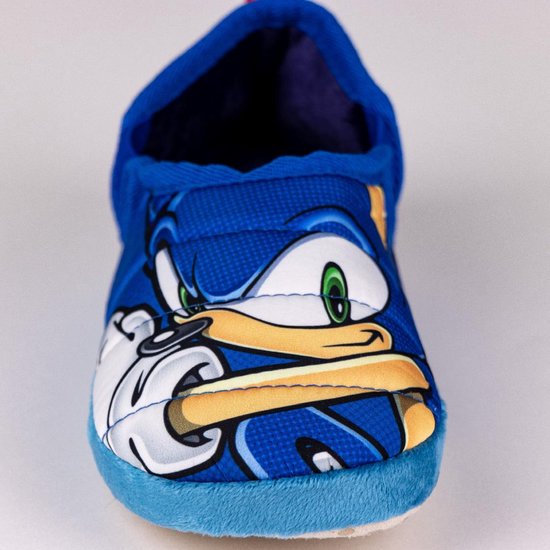 Vooraanzicht van een blauwe slof met een grote afbeelding van het gezicht van Sonic the Hedgehog.