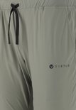 Grijze sportbroek met trekkoord en het Virtus-logo, close-up.
