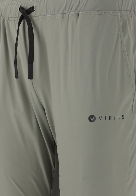 Grijze sportbroek met trekkoord en het Virtus-logo, close-up.