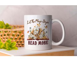 Mok Let The Magic Begin Read More - BookLovers - BookAddict - Gift - Cadeau - BookNerd - BookObsessed Boekenliefhebbers - Leeslijst - Boekenclub - Thriller