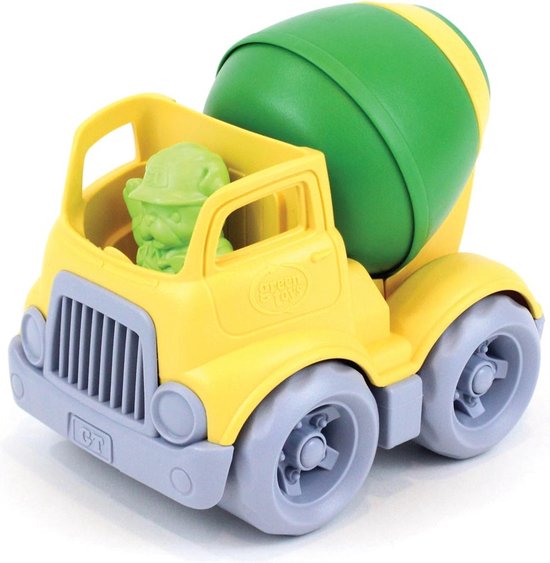 Gele betonmixer speelgoed met groene trommel en groene bestuurder.