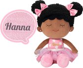 Sandra's Poppenkraam - Hanna - Knuffel pop - roze - donkere huid - gratis met naam