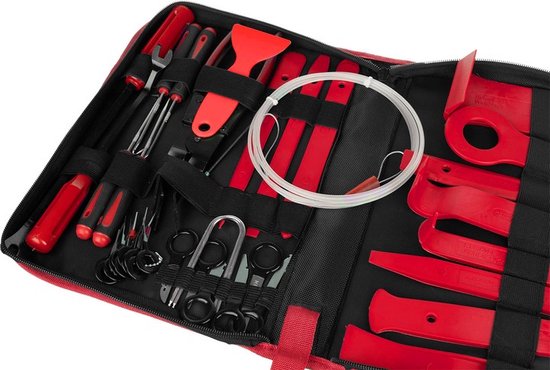 Gedetailleerde weergave van een open rode koffer met diverse auto-interieurdemontagetools, inclusief kabeltrekker.