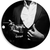 PVC Schuimplaat Muurcirkel - Man - Glas - Drinken - Alcohol - Sigaar - Zwart - Wit - 50x50 cm Foto op Muurcirkel (met ophangsysteem)