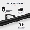 Zwarte gordijnroede met uitleg over het fijne installatiesysteem, uitschuifbaar design en perfecte fitting.