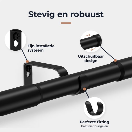 Zwarte gordijnroede met uitleg over het fijne installatiesysteem, uitschuifbaar design en perfecte fitting.