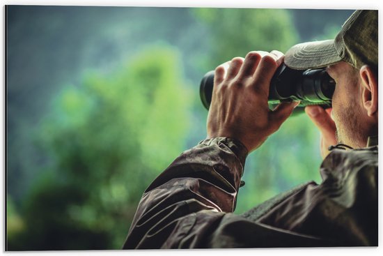 Dibond - Mens - Verrekijker - Natuur - Camouflage - 60x40 cm Foto op Aluminium (Met Ophangsysteem)