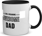 Akyol - i am a freaking awesome dad koffiemok - theemok - zwart - Papa - de meest geweldigste vader - vader cadeautjes - vaderdag - verjaardagscadeau - verjaardag - cadeau - geschenk - kado - gift - vader artikelen - 350 ML inhoud