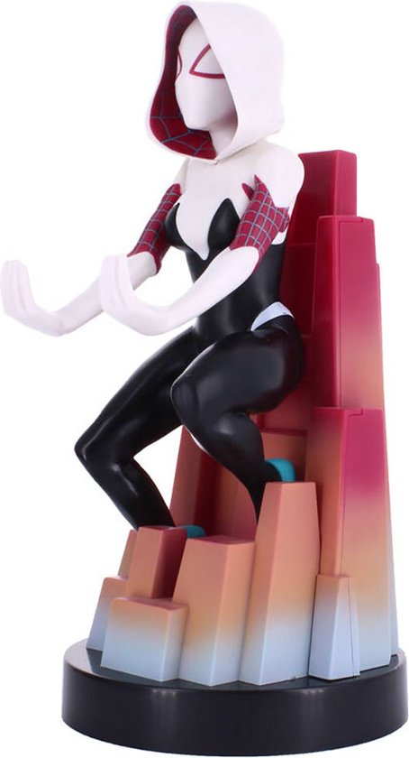 Gwen Stacy actiefiguur in wit met zwart en roze Spider-Gwen kostuum, zittend op een rotsachtig platform.