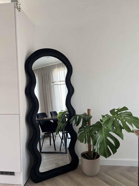 Clové Wavy Mirror Nederland - Rond zwart, golvende spiegel, organische asymmetrische vorm, minimalistisch, modern