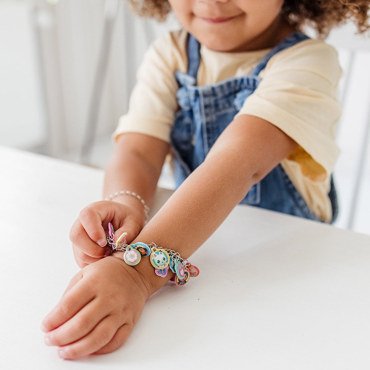 Gabby's Poppenhuis Totum knutselpakket XL 3 in 1 bedel armbandjes maken speelgoed meisjes, diamond paint, spraypens en sjablonen - Gabby's Dollhouse cadeautip knutselen creatief speelgoed — afbeelding 4