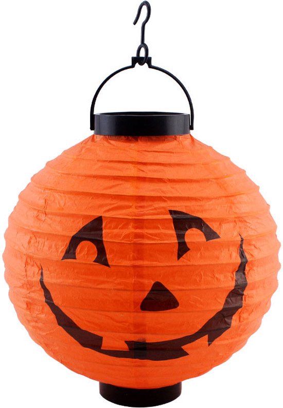 Oranje papieren pompoen lampion met een lachend gezicht. Zwart handvat en haak bovenaan.