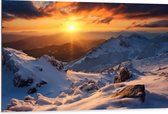 Dibond - Uitzicht op Zonsondergang vanaf Besneeuwde Berg - 105x70 cm Foto op Aluminium (Met Ophangsysteem)