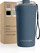 LARS NYSØM - 'Rørelse' Thermo Coffee Mug-to-go 500ml - BPA-vrij met Isolatie - Met Draagriem & Tritan Deksel - Blue Stone