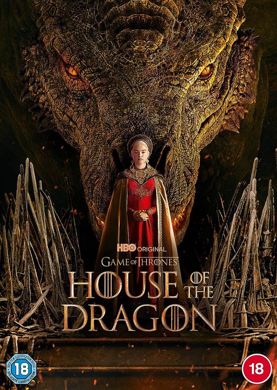 Een vrouw in een rode jurk met gouden cape staat voor een grote drakenkop. "House of the Dragon" logo.