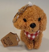 Een vrolijk wollige sleutelhanger / tassenhanger met knuffel hond eraan. (12cm x 10cm) Een leuke toevoeging is het grappige zakdoekje wat om de hals is geknoopt. Voor in de kinderkamer, je auto of bijv. aan je tas te hangen. Voor uzelf of als cadeau