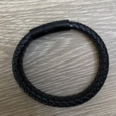 Armband - zwart - fijn gevlochten leer - zwart (mat) metalen schuifslot met magneet - 18,5 cm