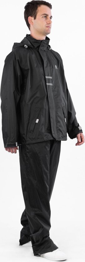 Man in een zwarte regenbroek en een bijpassende jas met reflecterende strepen op de borst.