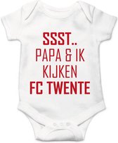 Soft Touch Rompertje met Tekst - Ssst, Papa en ik kijken FC Twente - Rood | Baby rompertje met leuke tekst | | kraamcadeau | 0 tot 3 maanden | GRATIS verzending