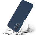 Donkerblauw siliconen telefoonhoesje met matte afwerking, getoond in een vallende pose.