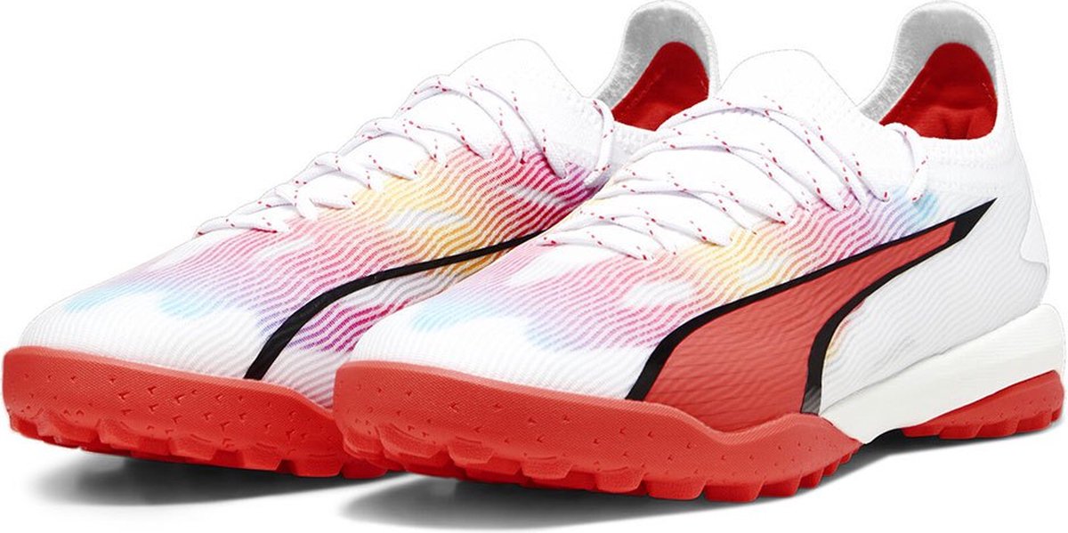 PUMA Ultra Ultimate Cage voetbalschoenen in wit met kleurrijke accenten en zwarte details, maat EU 43.