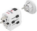 Wit reisadapter met uitschuifbare stekkers en twee USB-A poorten. Een aparte Europese stekker is zichtbaar.