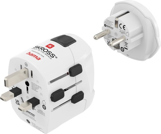 Wit reisadapter met uitschuifbare stekkers en twee USB-A poorten. Een aparte Europese stekker is zichtbaar.