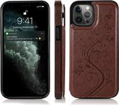 Hoesje geschikt voor iPhone 15 Plus - Backcover - Pasjeshouder - Portemonnee - Bloemenprint - Kunstleer - Bruin