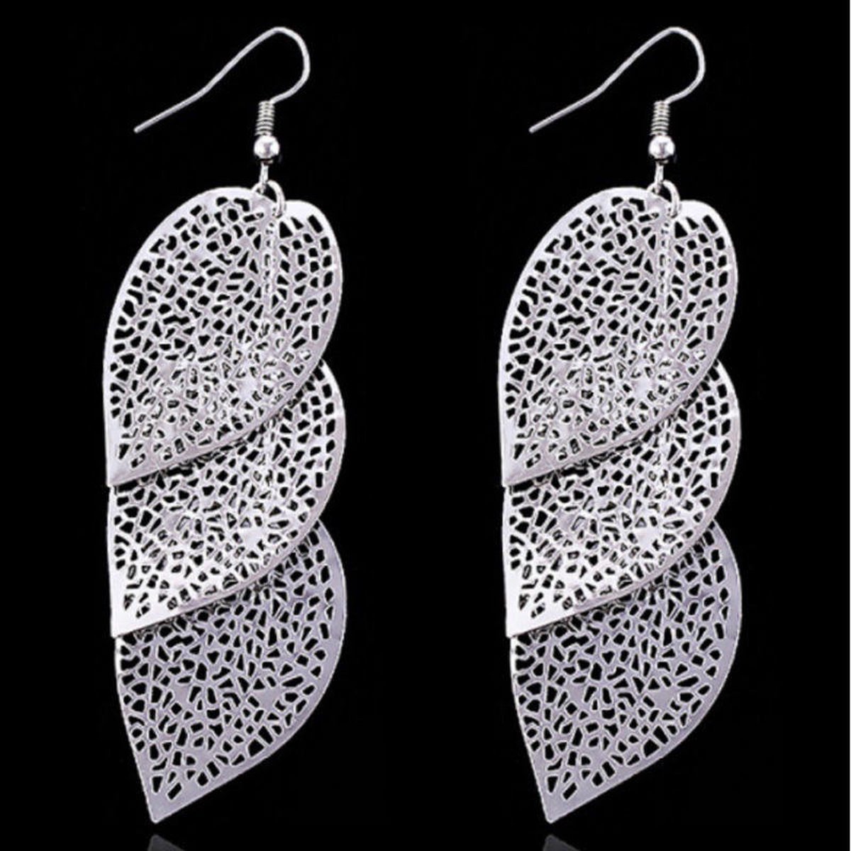 Lumici® | Leaf Earrings - Blad - Natuur - Bos - Blaadje - Boom - Tak - Bladeren - Bomen - Tree - Oorbellen - Oorknopje - Trendy - Geschenk - Cadeau Voor Vrouwen - Valentijn - Liefde - Verrassing Familie - Zilver - Goud / Zilver