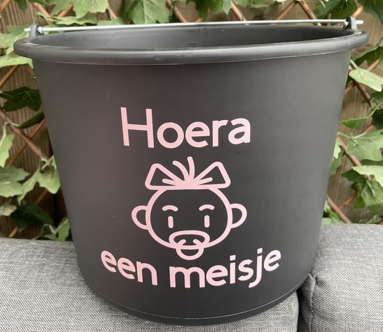 Zwarte emmer van 12 liter met roze tekst 'Hoera een meisje' en een baby-icoon.