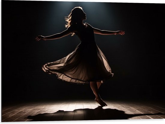 Dibond - Silhouet van Dansende Ballerina op het Podium - 80x60 cm Foto op Aluminium (Met Ophangsysteem)