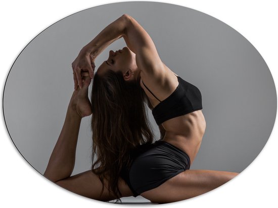 Dibond Ovaal - Vrouw in Yoga Positie voor Witte Muur - 96x72 cm Foto op Ovaal (Met Ophangsysteem)