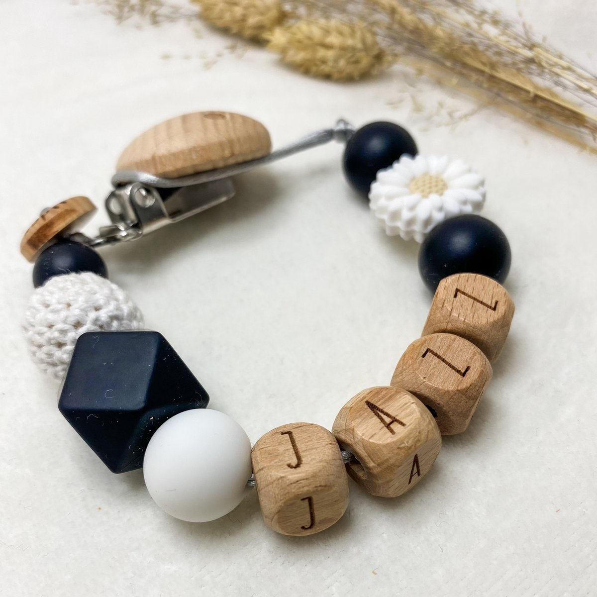 Goedkoopste Baby Chique Uden | Speenkoord met naam | Zwart Wit Flower | Kraam cadeau | Babyshower | Babygym | Baby born | Gepersonaliseerd