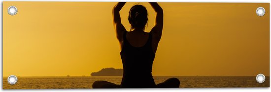 Tuinposter – Vrouw in Yogapositie op Rots aan het Strand - 60x20 cm Foto op Tuinposter (wanddecoratie voor buiten en binnen)