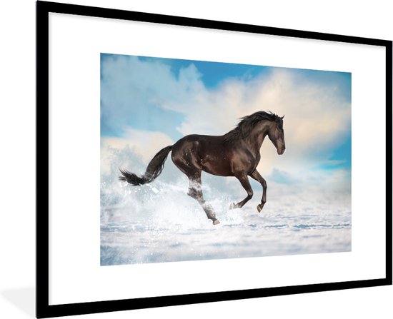 Cheval noir dans la neige, présenté dans un cadre noir sous une perspective en angle.