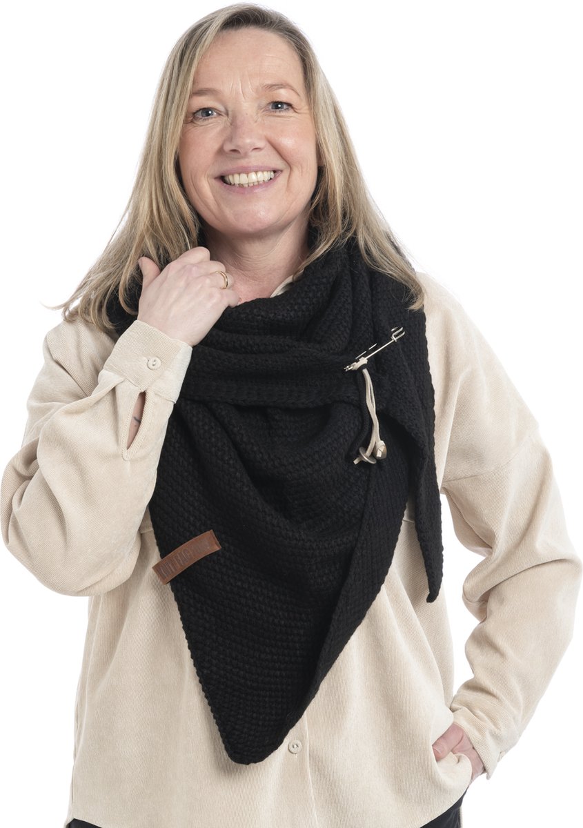 Knit Factory Coco Gebreide Omslagdoek - Driehoek Sjaal Dames - Dames sjaal - Wintersjaal - Stola - Wollen sjaal - Zwart - 190x85 cm - Inclusief sierspeld