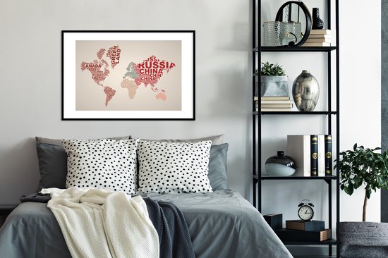 Wereldkaart réalisée avec les noms des pays sur fond rose 90x60 cm