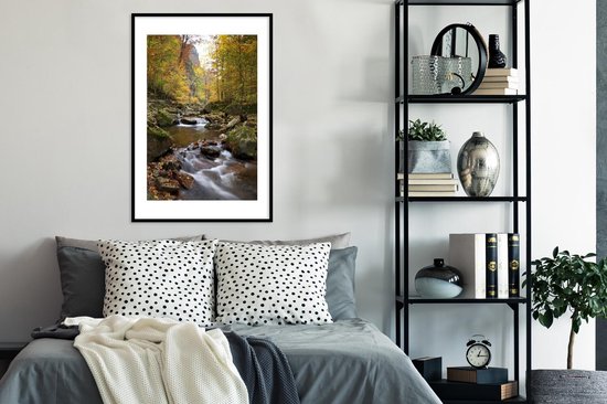 Photo en cadre - Petite rivière dans une vallée automnale du parc national du Harz allemand Cadre photo noir avec passe-partout blanc grand 60x90 cm - Affiche sous cadre (Décoration murale salon / chambre)
