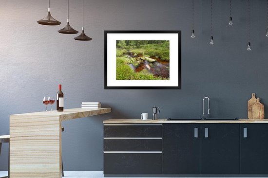 Photo encadrée - Rivière teintée rouge dans le parc national allemand du Harz Cadre photo noir avec passe-partout blanc 80x60 cm - Affiche encadrée (Décoration murale salon / chambre)